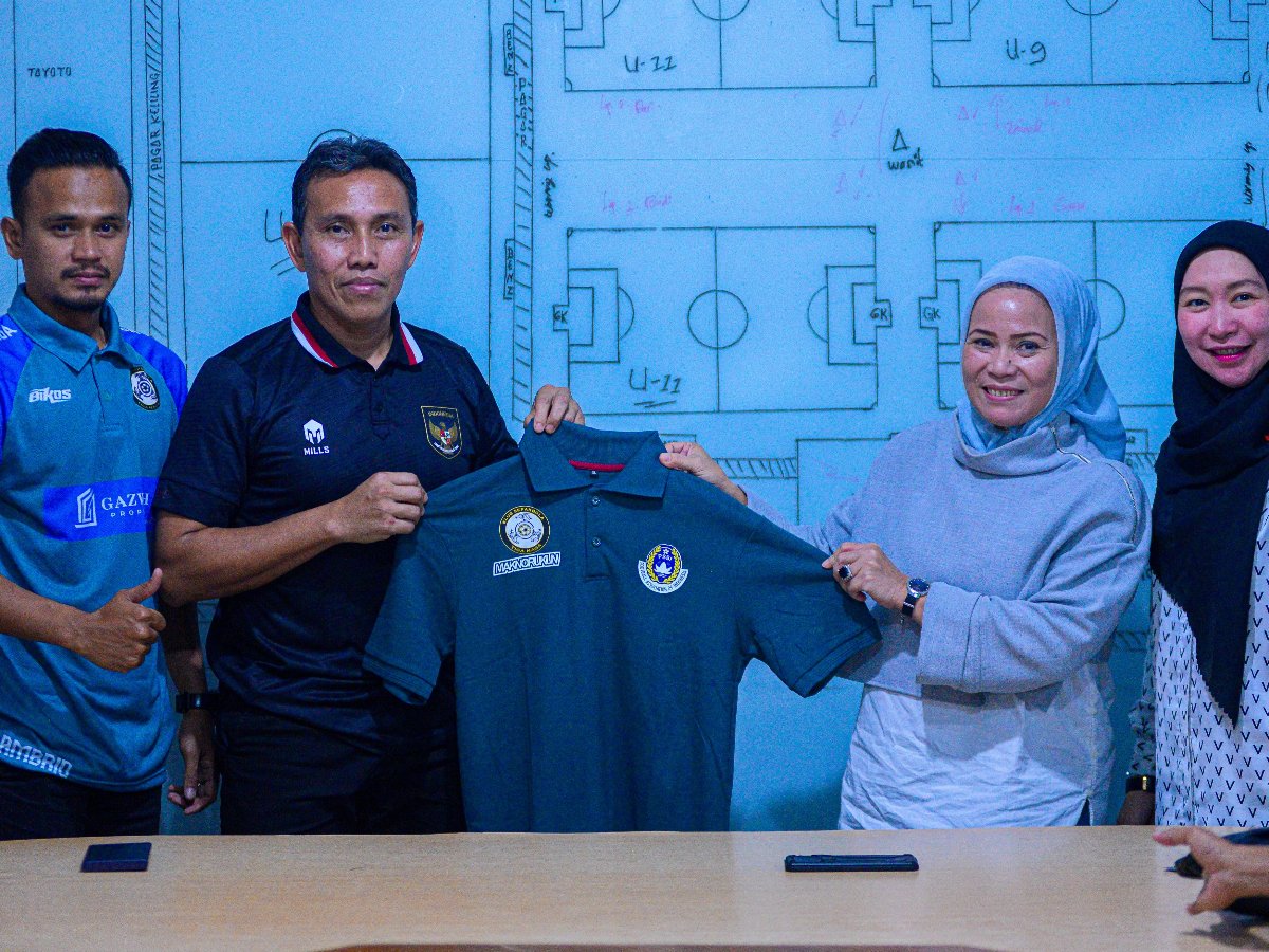 Bima Sakti legenda Timnas Indonesia. 